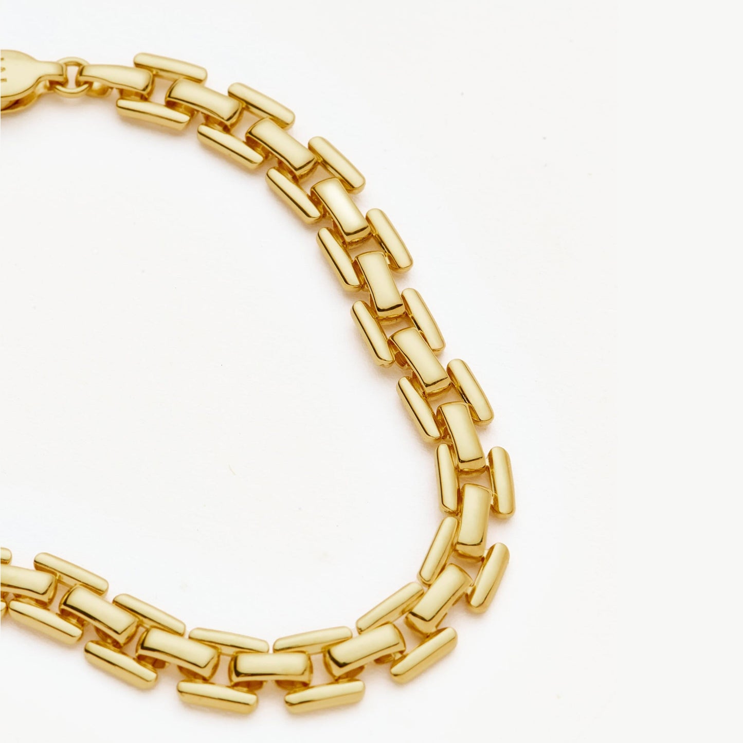 Ferro Link Bracelet in 18K gold plated finish — a minimalist chain bracelet with rectangular links, designed for everyday strength and style by MiaPromise.