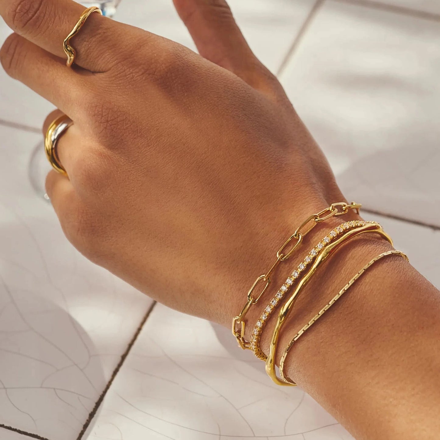 Minimalist gold chain bracelet with sculptural rectangular links, inspired by architectural lines and modern elegance — Linea by MiaPromise.