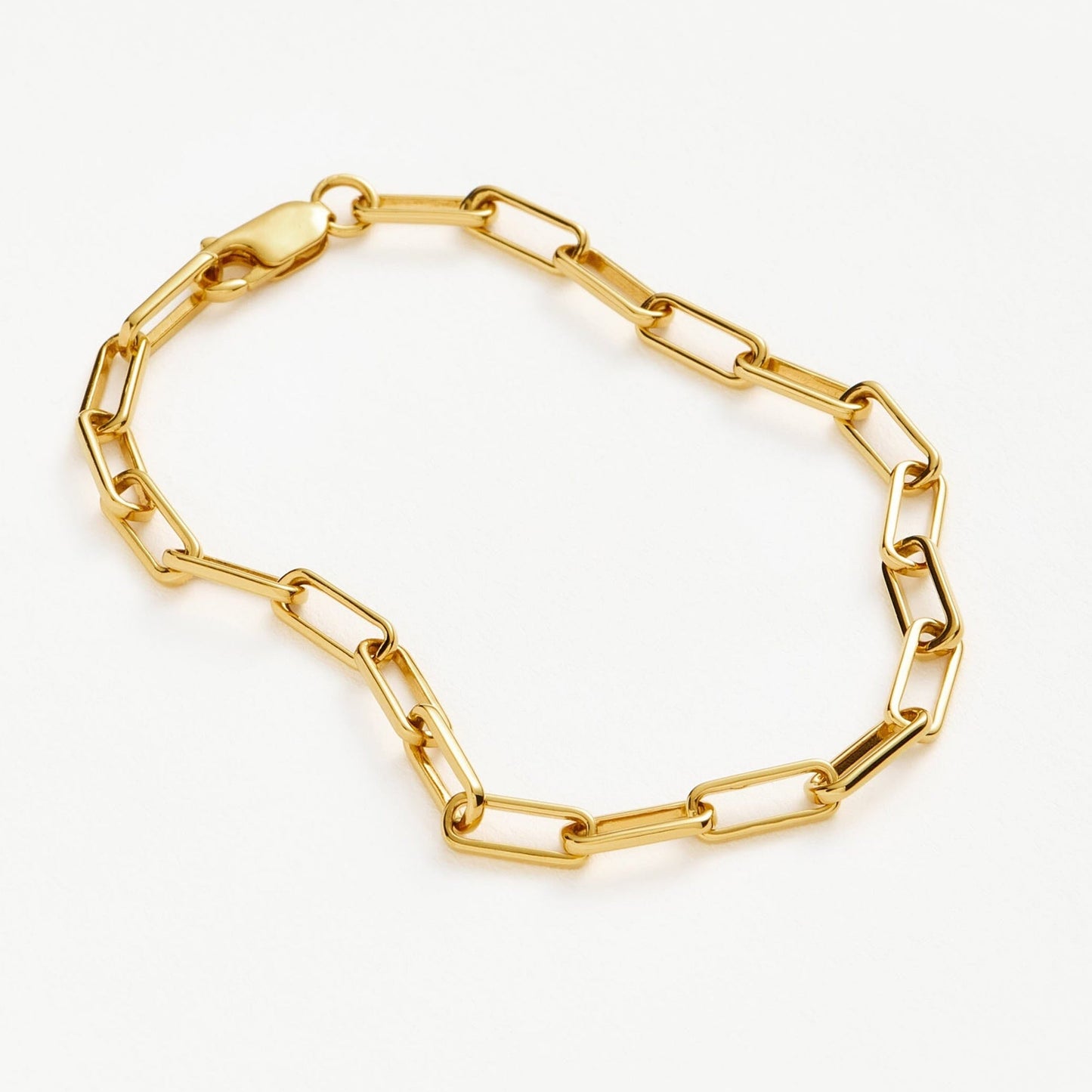 Minimalist gold chain bracelet with sculptural rectangular links, inspired by architectural lines and modern elegance — Linea by MiaPromise.