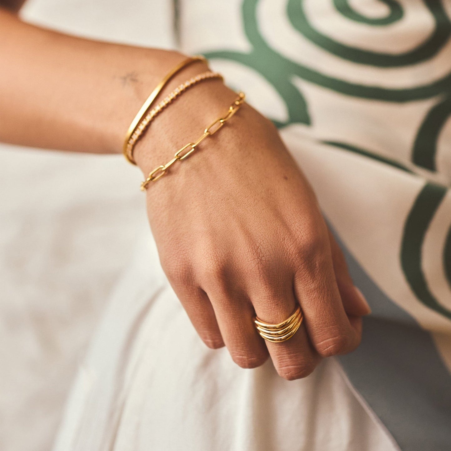 Minimalist gold chain bracelet with sculptural rectangular links, inspired by architectural lines and modern elegance — Linea by MiaPromise.
