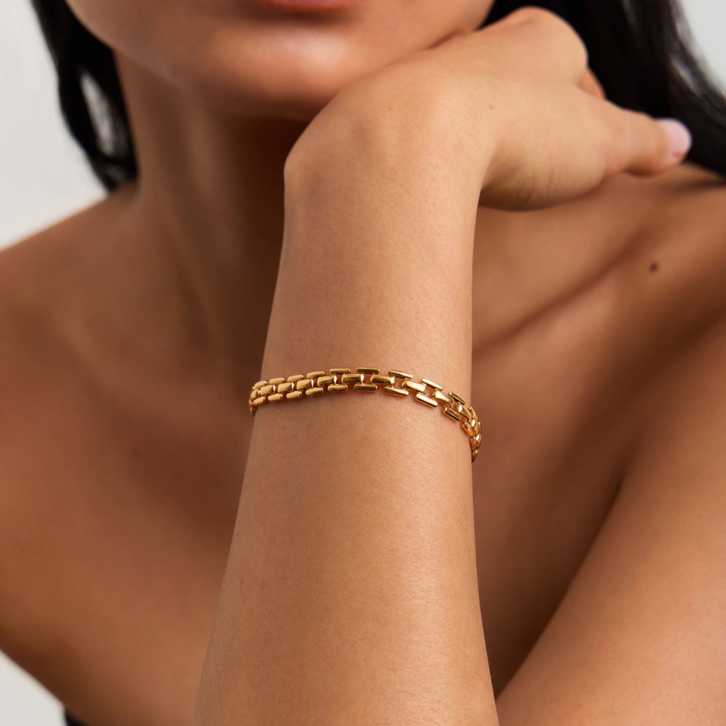 Ferro Link Bracelet in 18K gold plated finish — a minimalist chain bracelet with rectangular links, designed for everyday strength and style by MiaPromise.